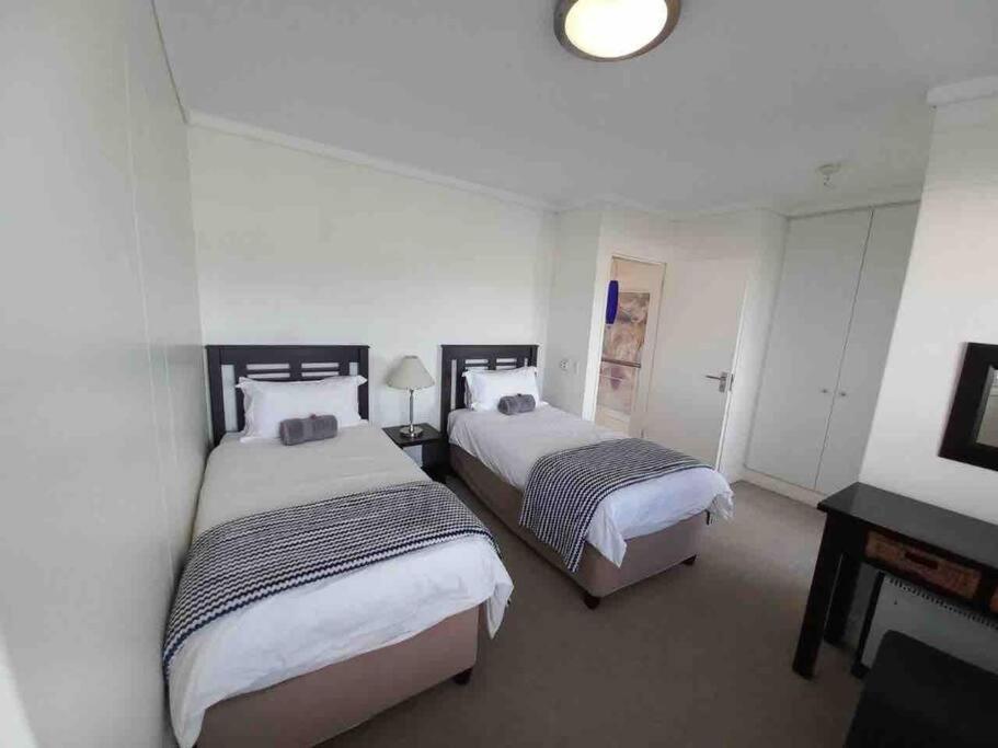 Waterfront - 1 South Quay Lovely Two Bed On Water クニスナ エクステリア 写真